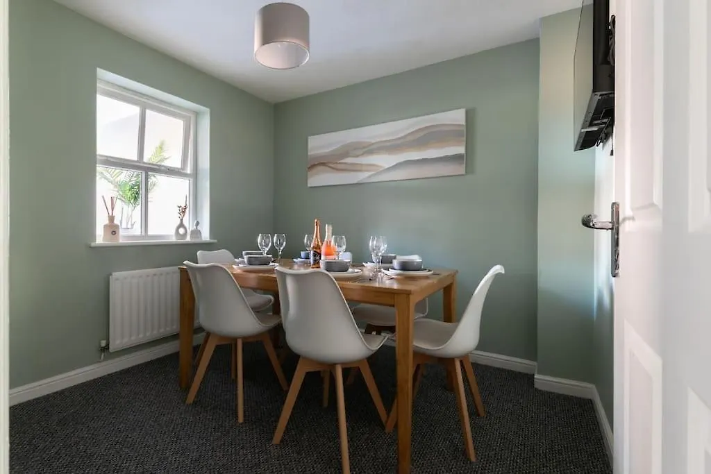 Lakeside 4 Bedroom Home Thamesmead