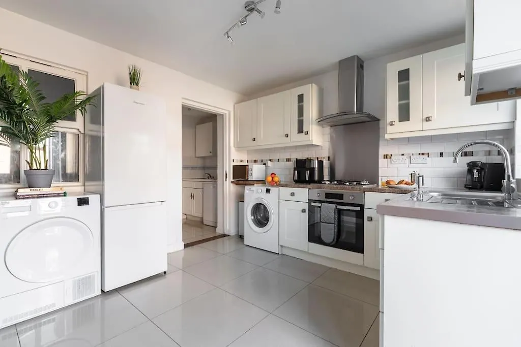 Lakeside 4 Bedroom Home Thamesmead  Storbritannien